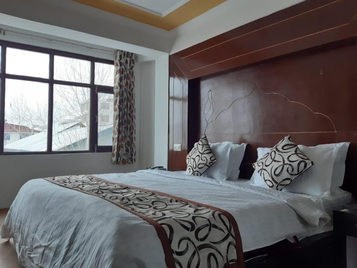 Hotel D Indian カールギル エクステリア 写真