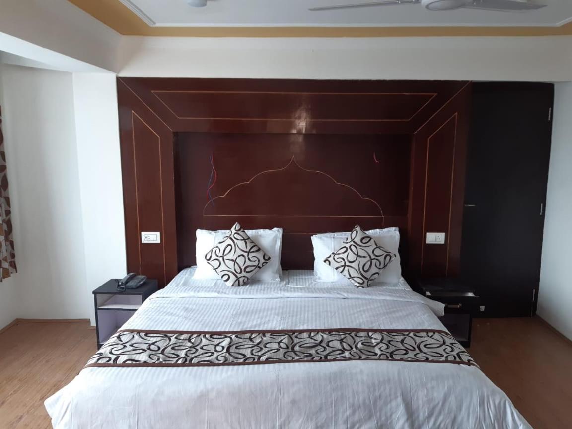 Hotel D Indian カールギル エクステリア 写真